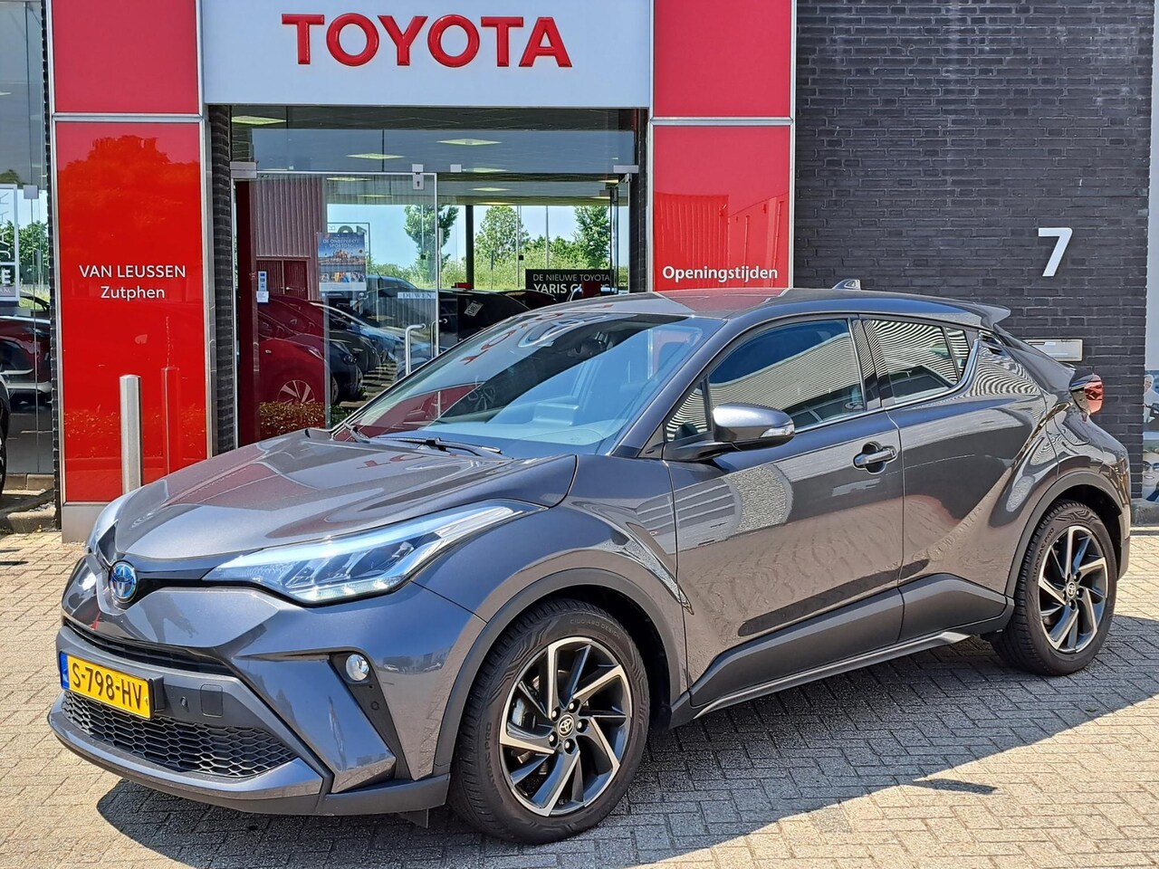 Toyota C-HR - 2.0 HYBRID DYNAMIC 184PK NAVI PARK-SENSOREN APPLE/ANDROID 18" LM-VELGEN ALL-SEASONS LED KE - AutoWereld.nl