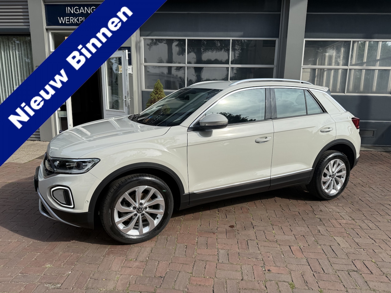 Volkswagen T-Roc - 1.5 TSI Life Business 1e eigenaar 150pk Ascot grijs (krijt kleur) - AutoWereld.nl