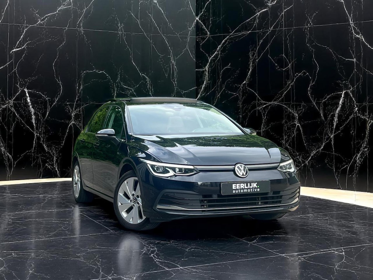 Volkswagen Golf - 1.5 eTSI R-Line Pano | memory | Massage - AutoWereld.nl