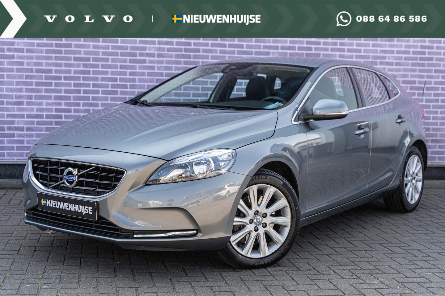 Volvo V40 - T3 Momentum Automaat | Trekhaak | Navigatie | Park Assist | High Performance audio | 17" L - AutoWereld.nl