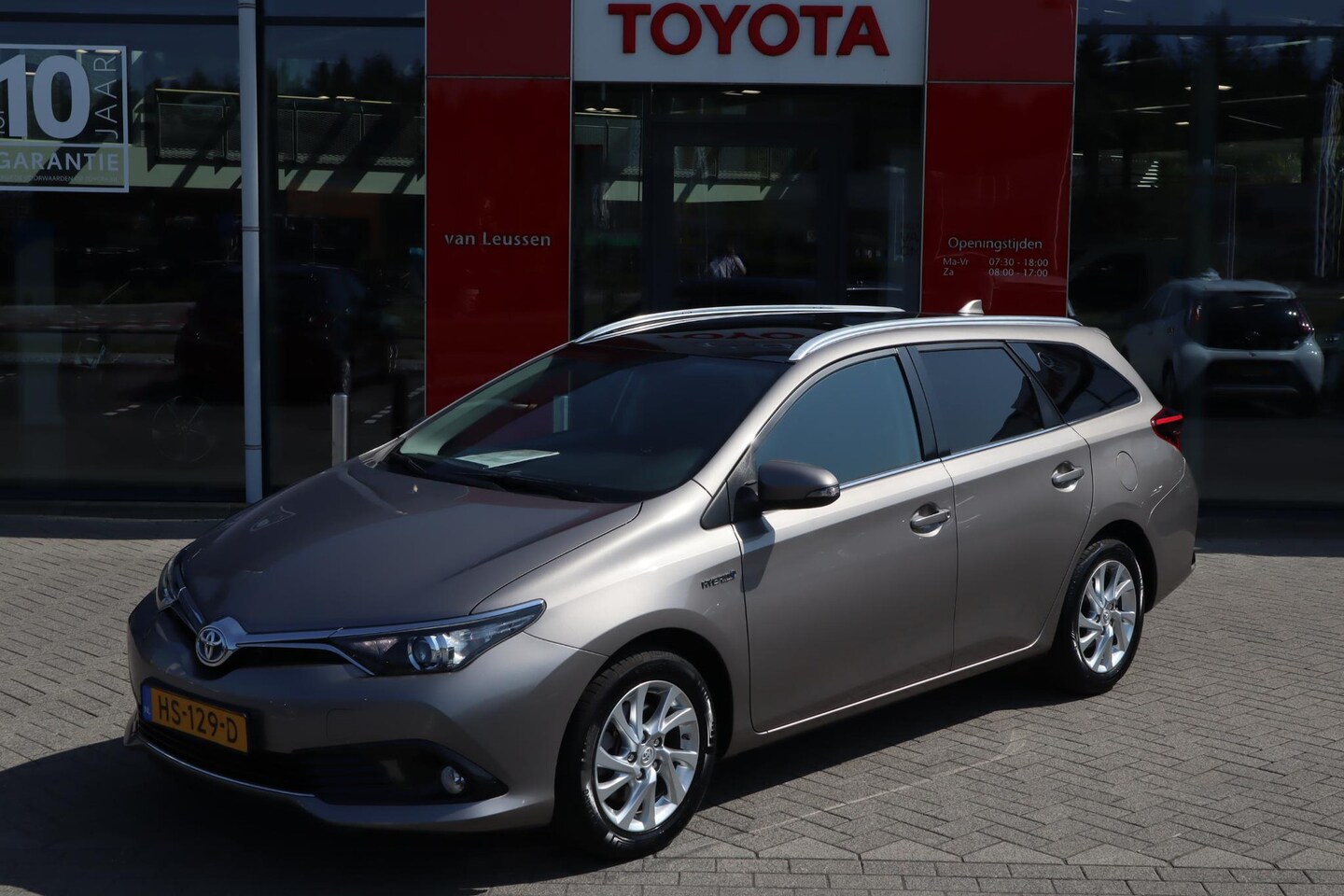 Toyota Auris Touring Sports - 1.8 HYBRID LEASE-PRO NAVI PANODAK LM-VELGEN PRIVACY-GLASS CAMERA - AutoWereld.nl