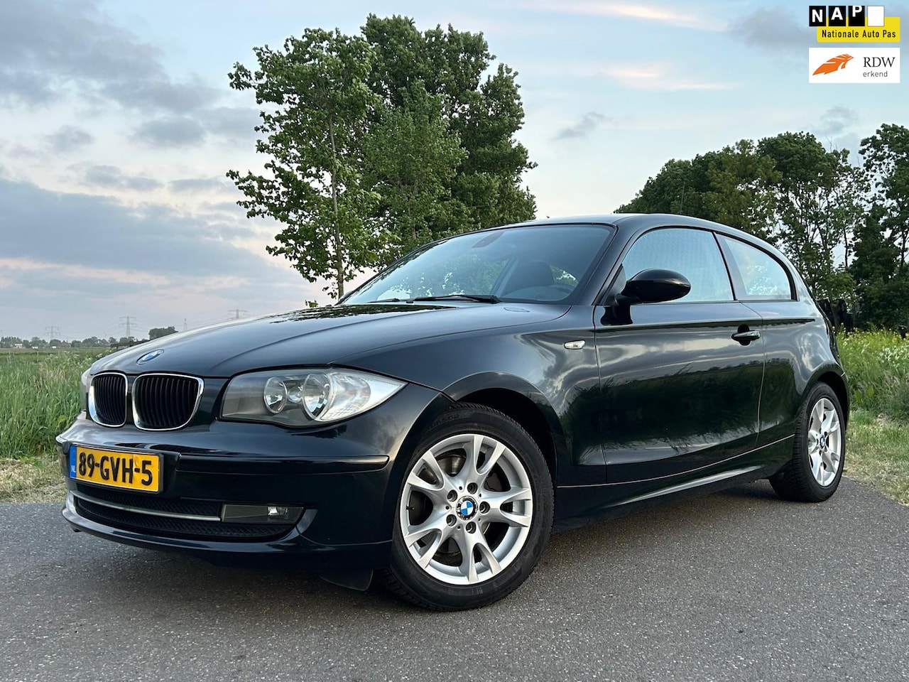 BMW 1-serie - 118i Business Line Automaat * 2e Eigenaar * Origineel NL * Clima * 16" Velgen * PDC * Crui - AutoWereld.nl