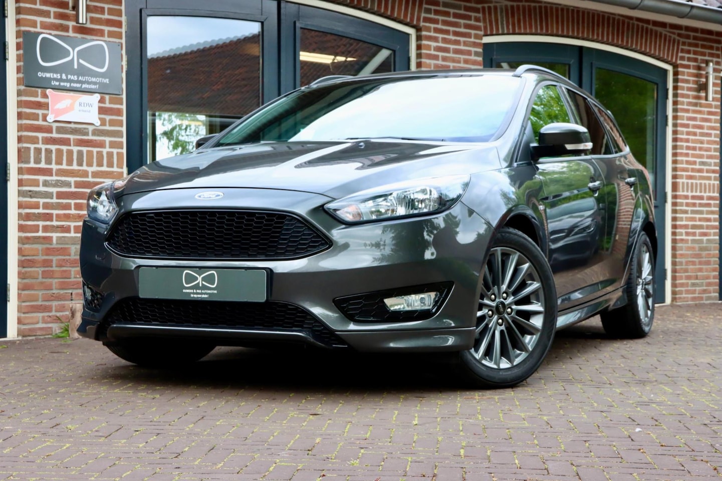 Ford Focus Wagon - 1.0 ST-Line | 1E EIGENAAR | CARPLAY | STUURWIELVERW. | TREKHAAK - AutoWereld.nl