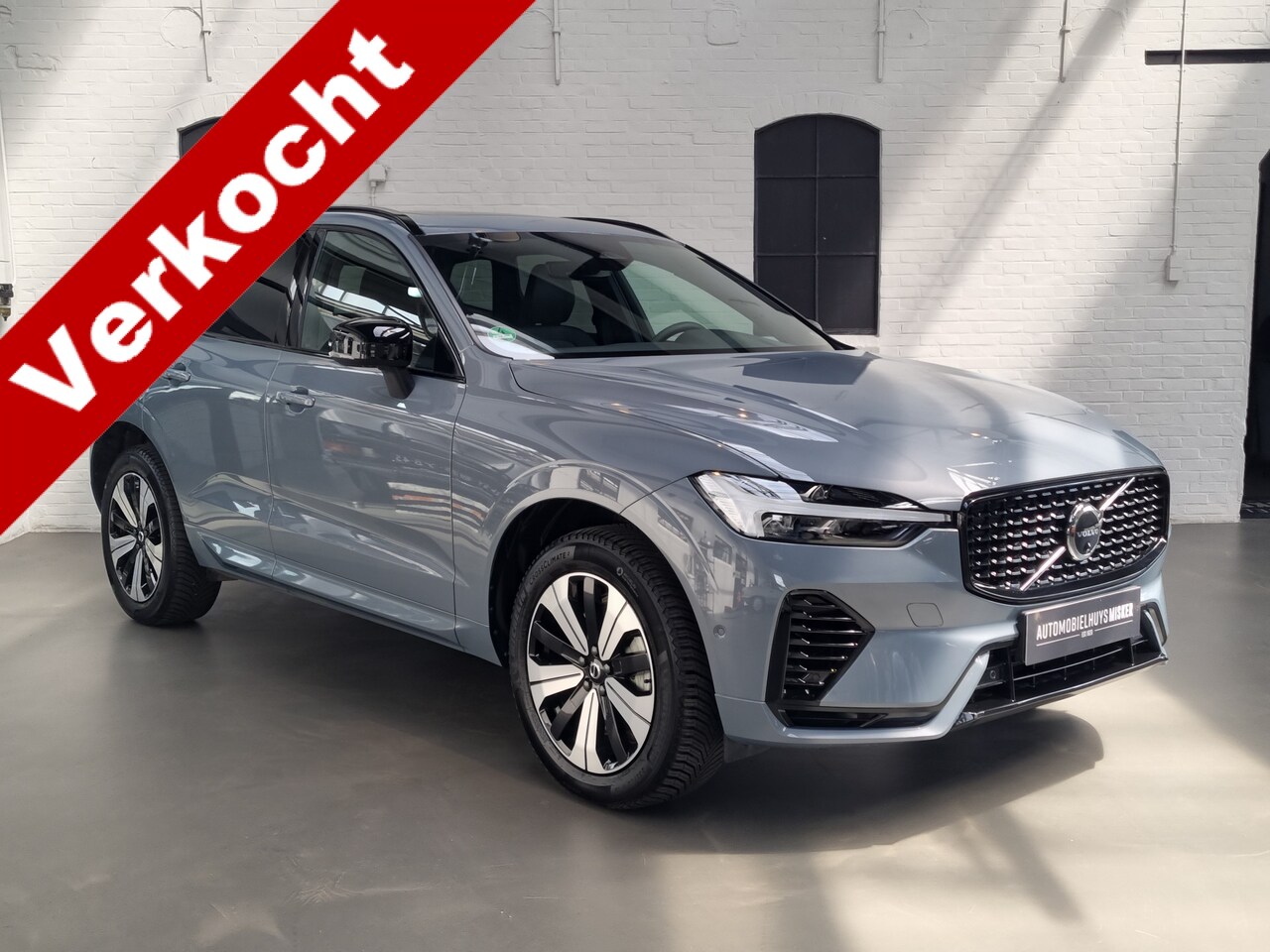 Volvo XC60 - 2.0 T6 Plug-in hybrid AWD Plus Dark PANO / TREKHAAK / 360 CAMERA / HARMAN KARDON - AutoWereld.nl