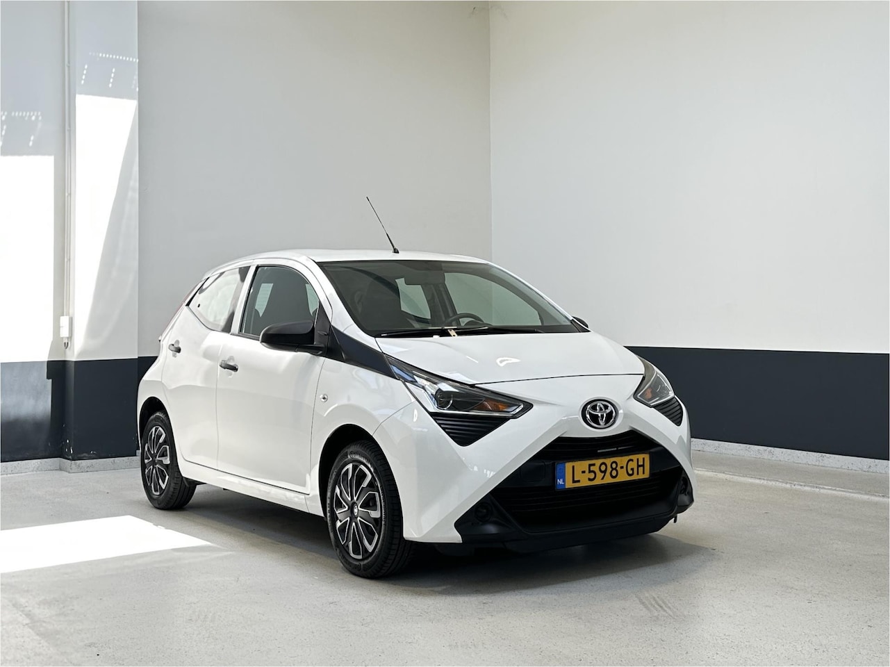 Toyota Aygo - 1.0 VVT-i x-fun | 1 Eig | NL | 5-DRS | Airco | Bluetooth| Elektrisch pakket| - AutoWereld.nl