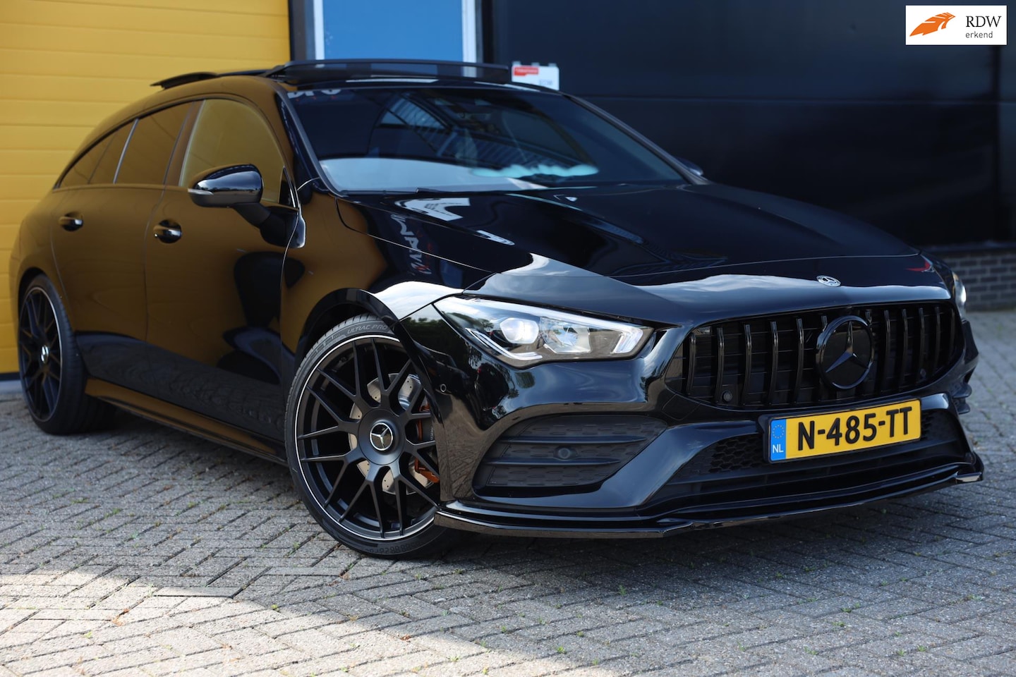 Mercedes-Benz CLA-klasse Shooting Brake - 200 AMG 45 Look / AUT / Navi / Ecc / Lane Assist / Cruise Control / Open Pano / 20 Inch - AutoWereld.nl