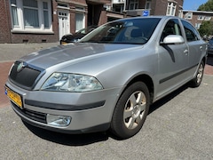 Skoda Octavia - 1.6 Elegance Clima Cruise PDC LMV Dealer OH Laag Kilometers