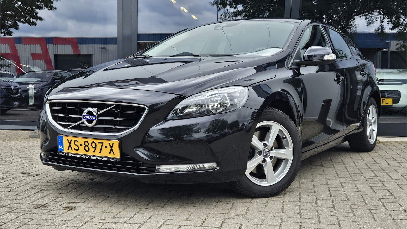Volvo V40 - 1.6 T2 Momentum + NAVIGATIE + CRUISE + LM VELGEN - AutoWereld.nl