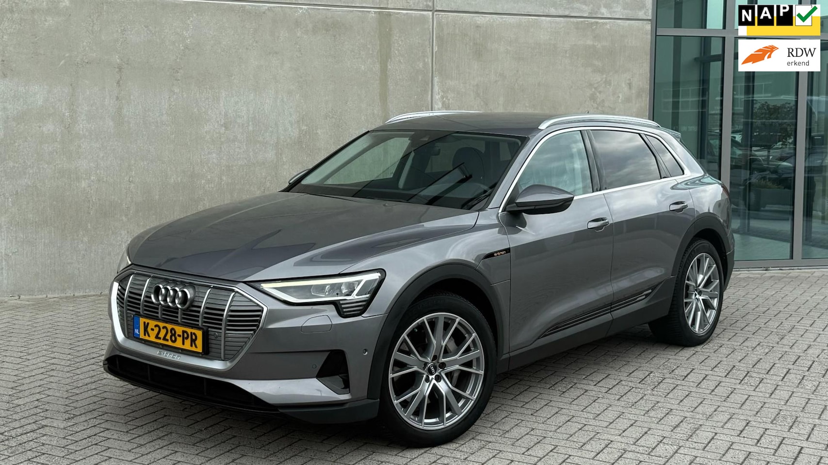Audi e-tron - 50 Quattro 313pk 71kWh 2020 Grijs CAMERA|NAP|1E EIGENAAR - AutoWereld.nl