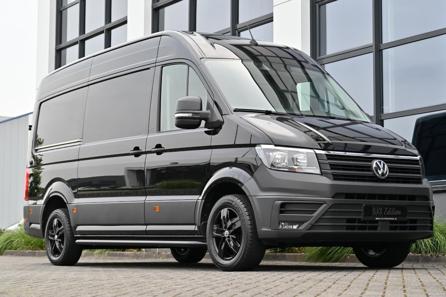 Volkswagen Crafter - 35 2.0 TDI L3H3 Black Edition 177PK € 319 P.M. - AutoWereld.nl