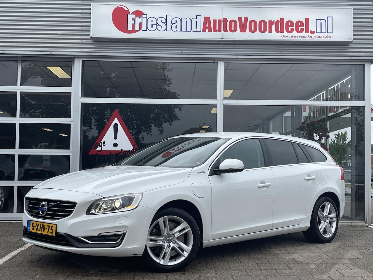 Volvo V60 - 2.4 D6 AWD Plug-In Hybrid Limited /Climate/Cruise/ Stoel- en stuurverw/Trekhaak/Navi/Onder - AutoWereld.nl
