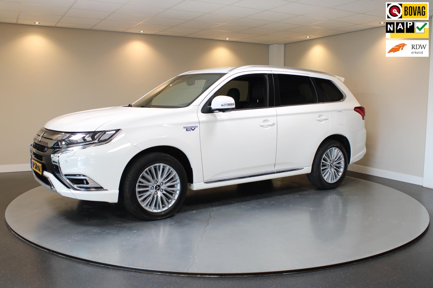 Mitsubishi Outlander - 2.4 PHEV S-Edition *Dealer OH* Carplay|Trekhaak|Luxe - AutoWereld.nl