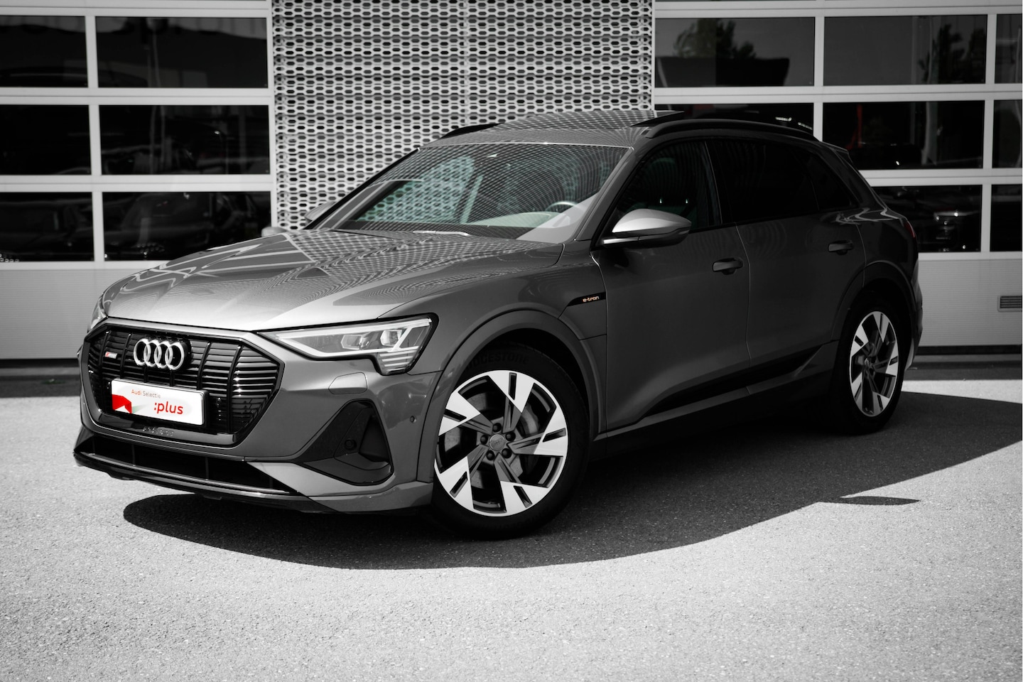 Audi e-tron - 50 quattro 313pk Launch edition Black | Panoramadak | 20" | Parkeerhulp v+a | Optiekpakket - AutoWereld.nl