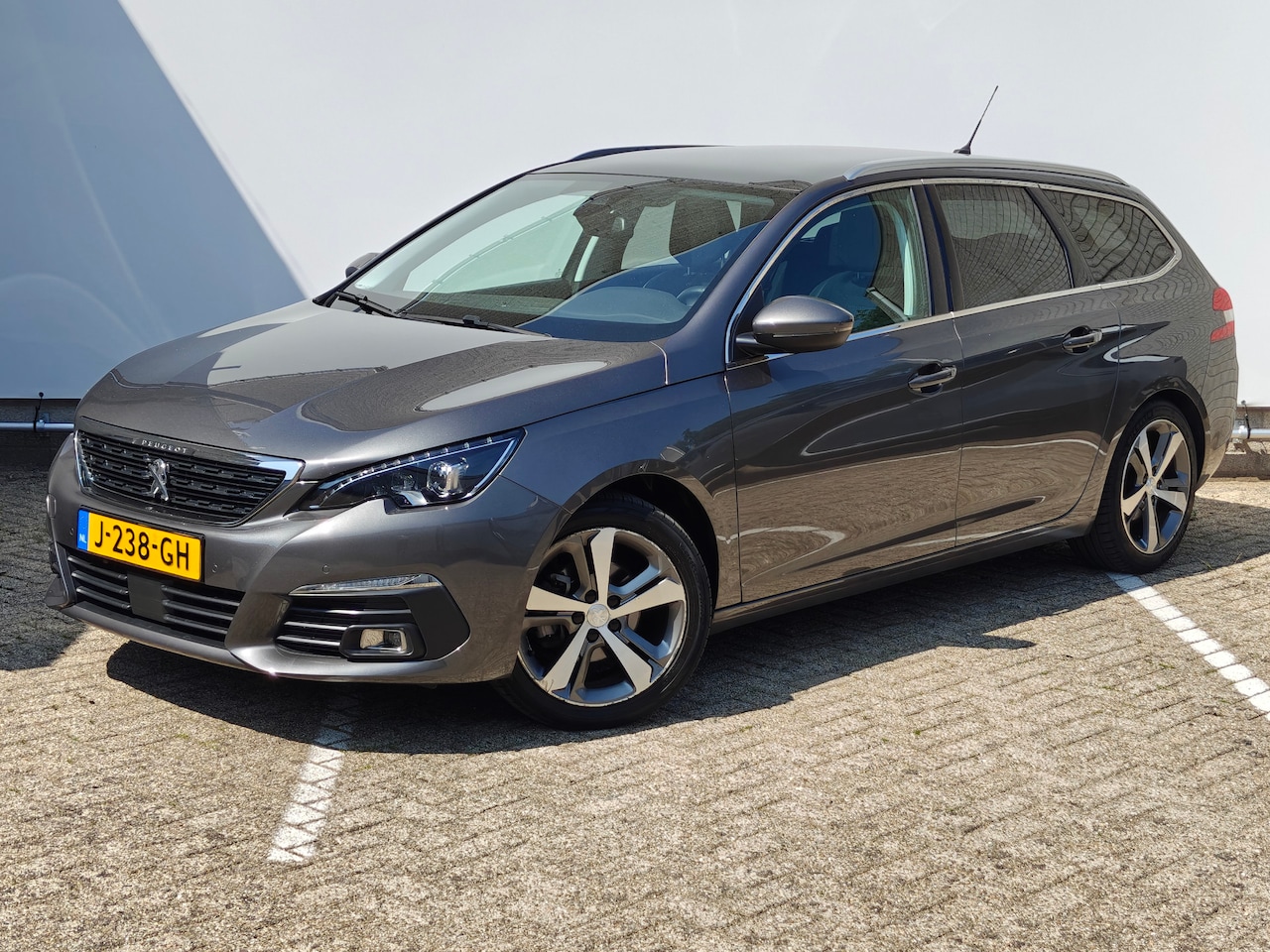 Peugeot 308 SW - 1.2 PureTech Blue Lease Premium | Achteruitrijcamera | Cruise control | DAB ontvanger | Ac - AutoWereld.nl