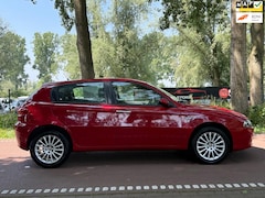 Alfa Romeo 147 - 2.0 T.Spark Distinctive LEDERAIRCO5DEURSKOOPJE