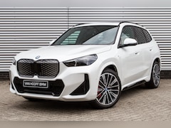 BMW iX1 - eDrive20 M Sport / Panoramadak / Trekhaak / Sportstoelen / M Adaptief onderstel / Comfort