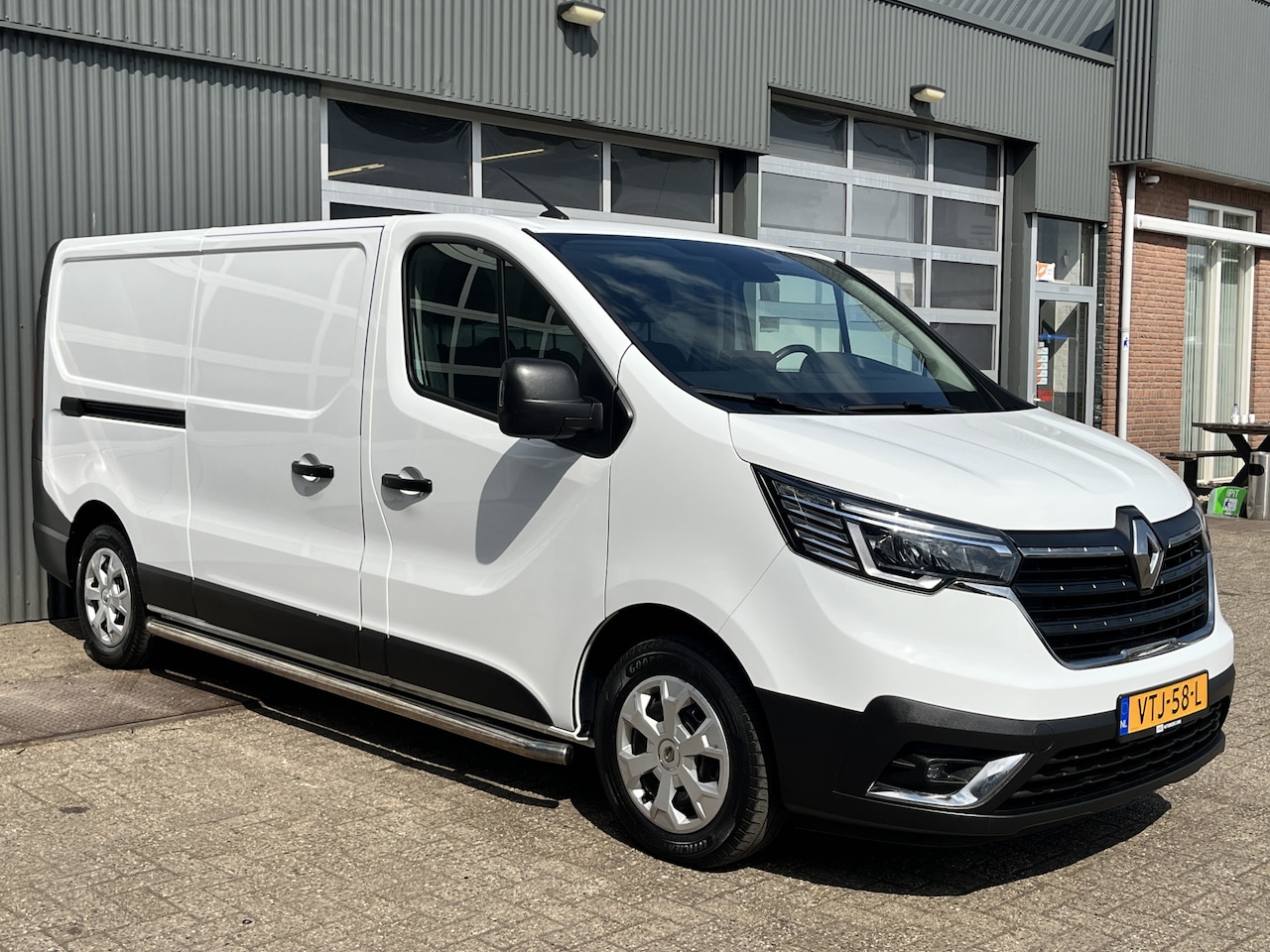 Renault Trafic - 2.0 dCi L2H1 Airco Cruise controle Trekhaak 2000kg 3-Persoons Telefoonverbinding Apple car - AutoWereld.nl