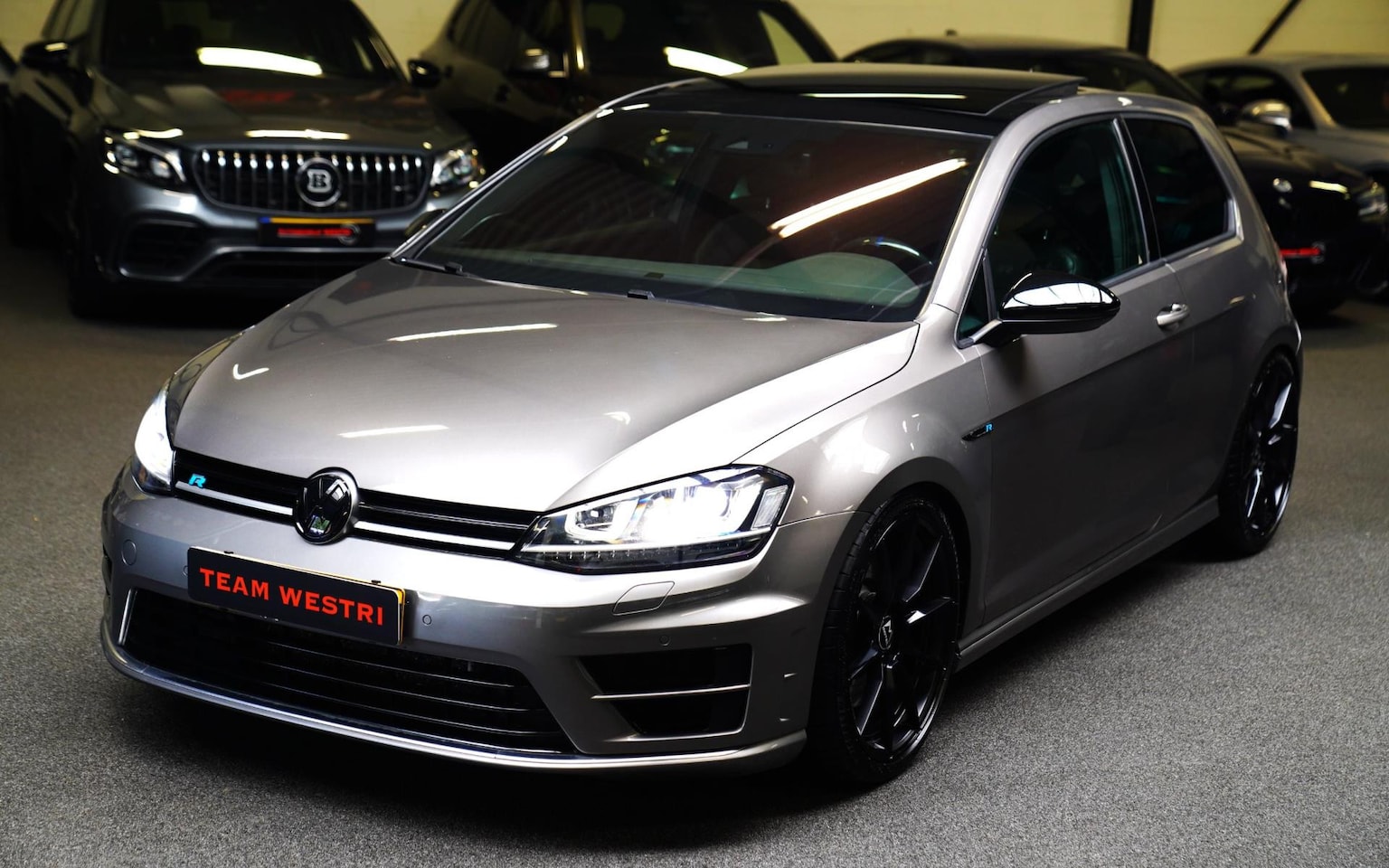Volkswagen Golf - 2.0 TSI R 4Motion | Panorama | Carbon stuur | Camera | Origineel NL | Stoelverwarming | Cl - AutoWereld.nl