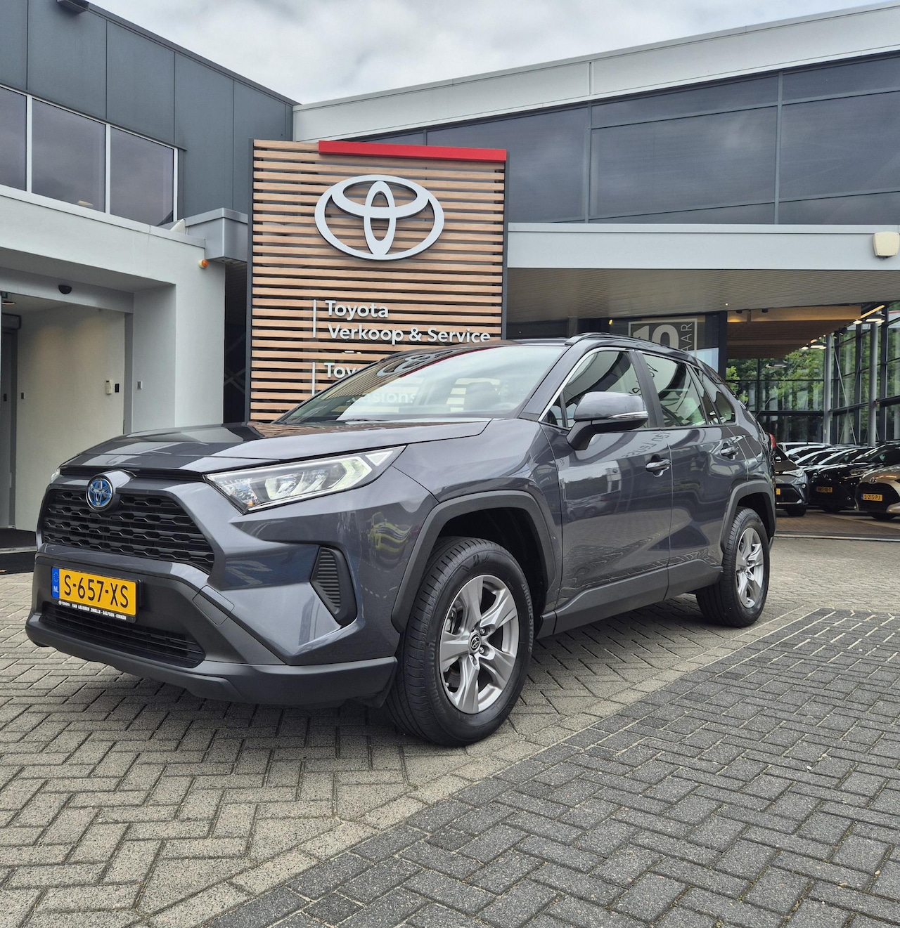 Toyota RAV4 - 2.5 HYBRID ACTIVE NL-AUTO TREKHAAK NAVI DAB+ CAMERA AD-CRUISE MODELJAAR 2023 - AutoWereld.nl
