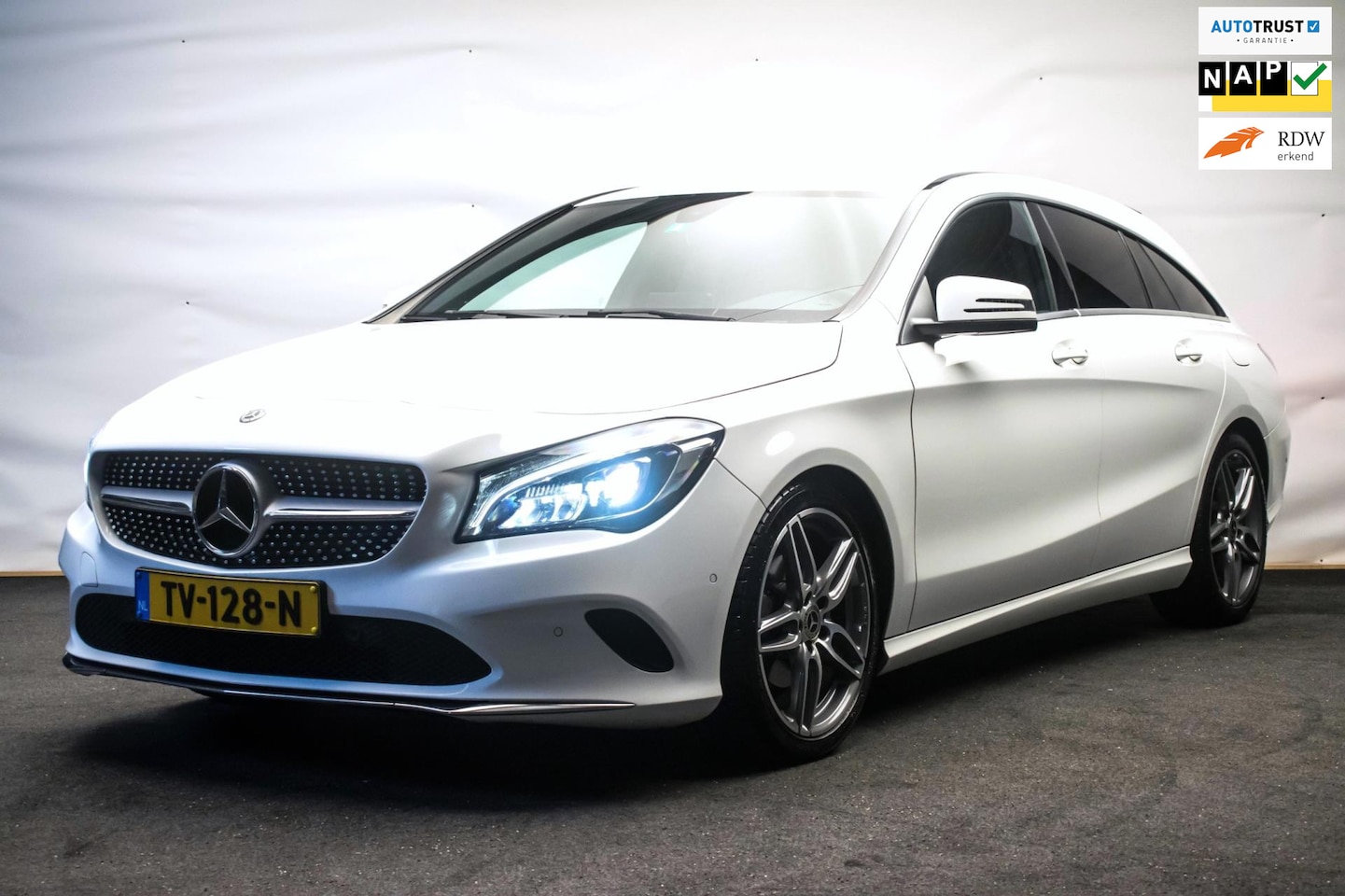 Mercedes-Benz CLA-klasse Shooting Brake - 180 D AMG Line Upgrade Edition Automaat ORG NL [ LED Diamond Grill Camera Stoelverwarming] - AutoWereld.nl
