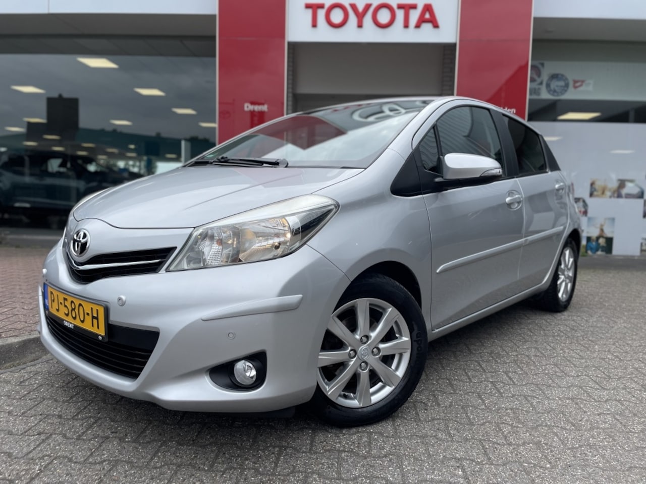 Toyota Yaris - 1.3 VVT-i Aspiration | Navi | Trekhaak | Sensoren voor - AutoWereld.nl