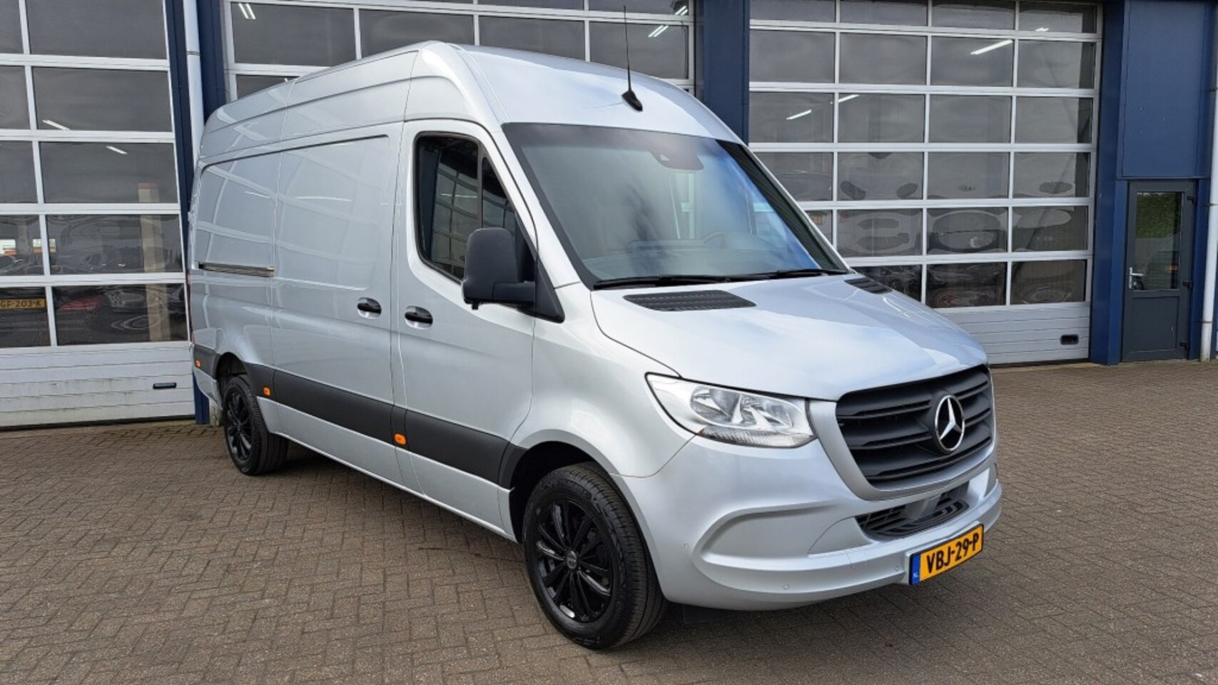 Mercedes-Benz Sprinter - 319CDI 3.0V6 190PK L2H2 / M-Bux / 3.500kg Trekhaak / Leer / Dis - AutoWereld.nl