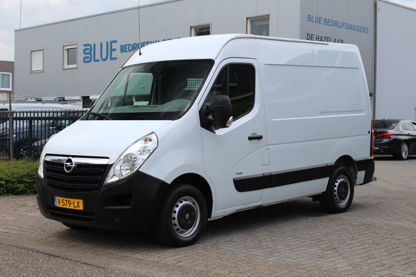 Opel Movano - T35 2.3 CDTI BiTurbo 170PK Euro6 Automaat L1H2 Servicebus ✓ Bott inrichting ✓ Stroomomvorm - AutoWereld.nl