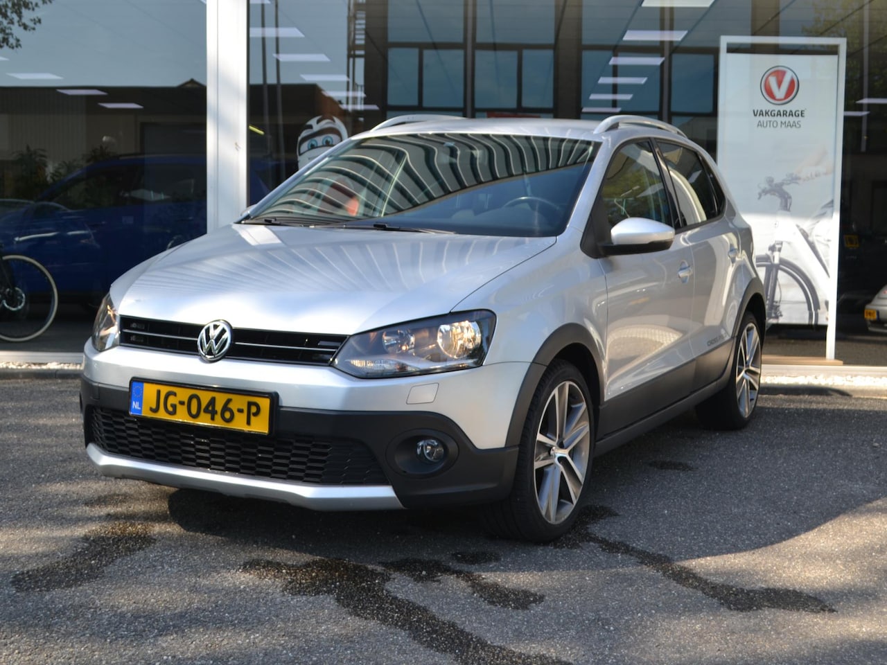 Volkswagen Polo - CrossPolo 1.2 / Stoel verwarming/trekhaak/Airco - AutoWereld.nl