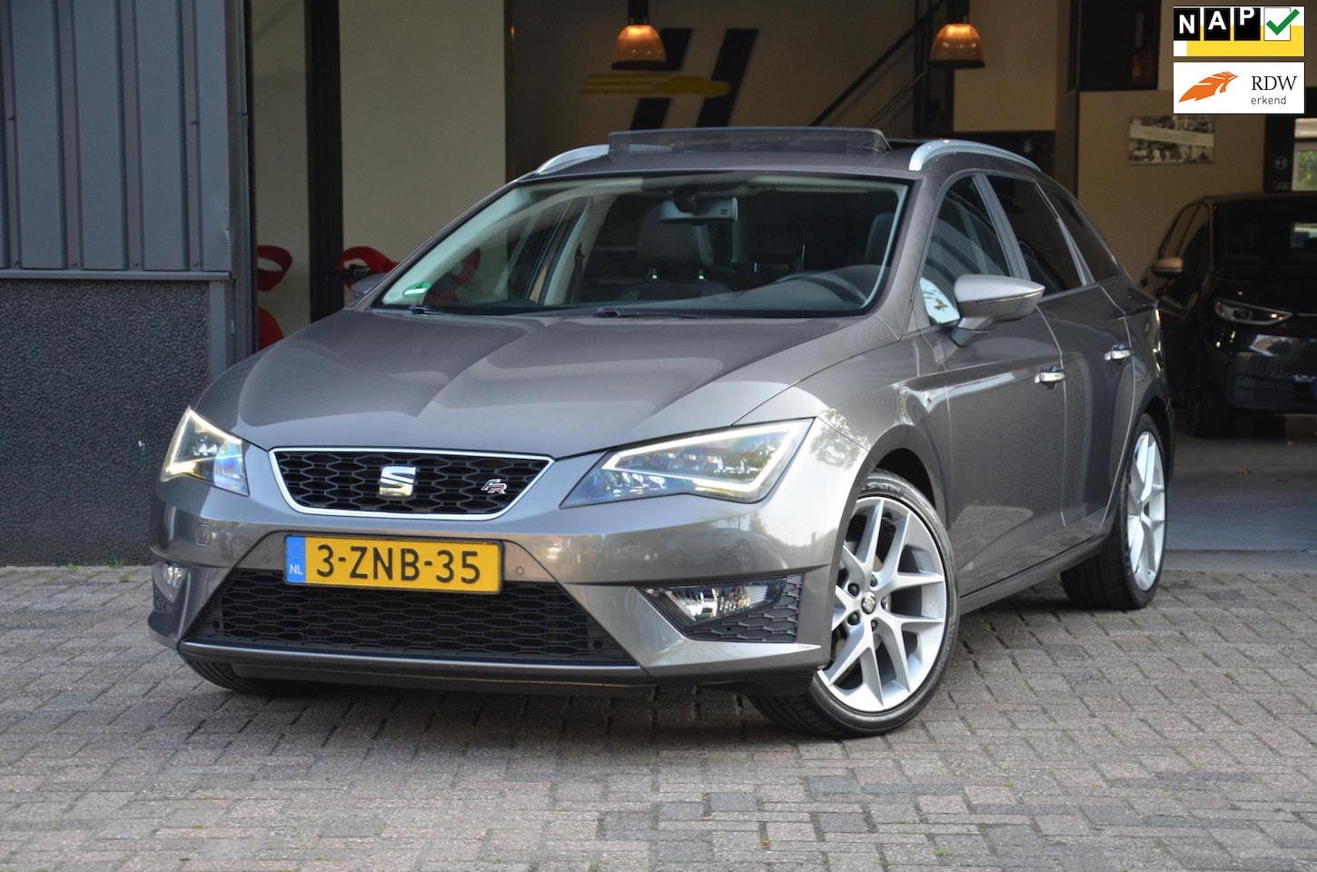 Seat Leon ST - 1.4 TSI ACT FR PANO|ALCANTARA|LED|18 inch PERFORMANCE - AutoWereld.nl
