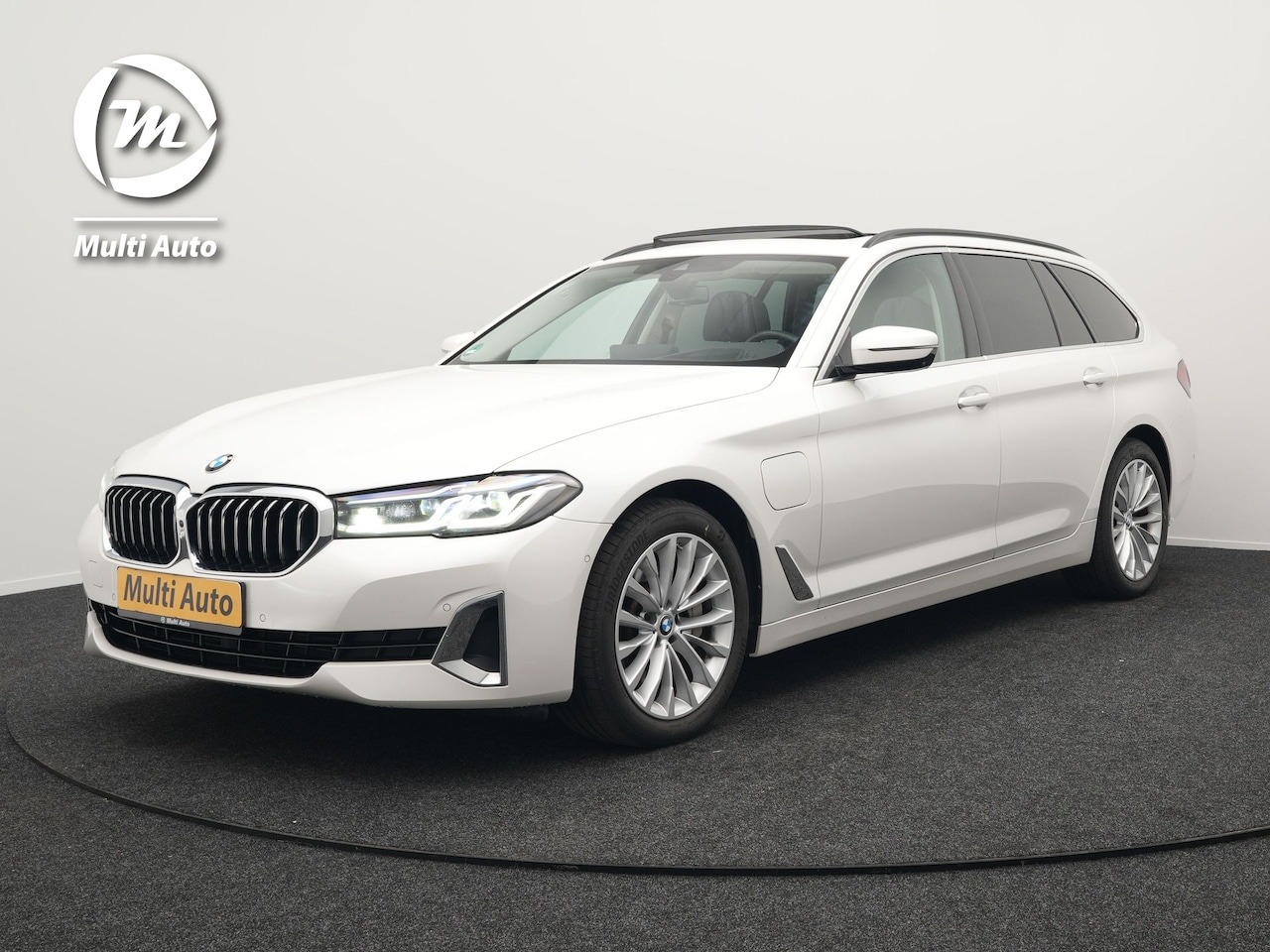 BMW 5-serie Touring - 530e xDrive Luxury Line Plug In Hybrid 293pk PHEV | Panodak | Laser LED | 360 Camera | Led - AutoWereld.nl