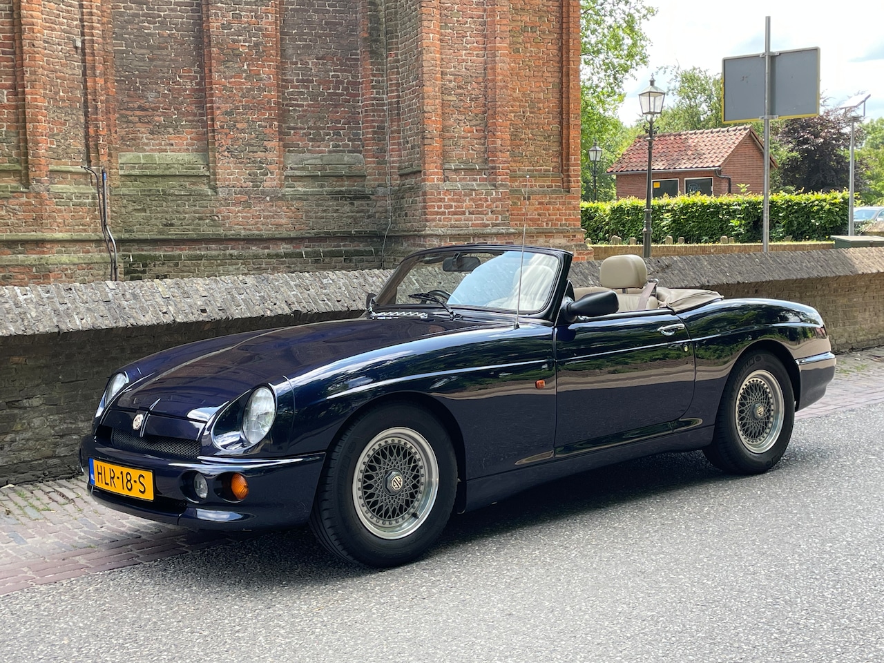 MG RV8 - 4.0 V8 Oxford Blue - AutoWereld.nl