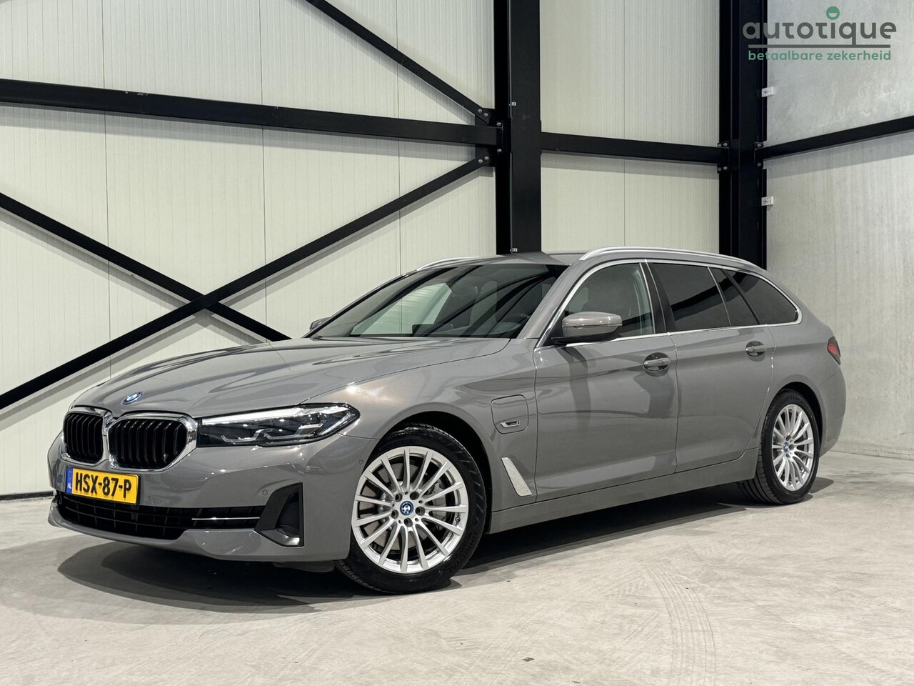 BMW 5-serie Touring - 520e Business Edition Aut. | leder | navi | trekhaak | sfeerverlichting | - AutoWereld.nl