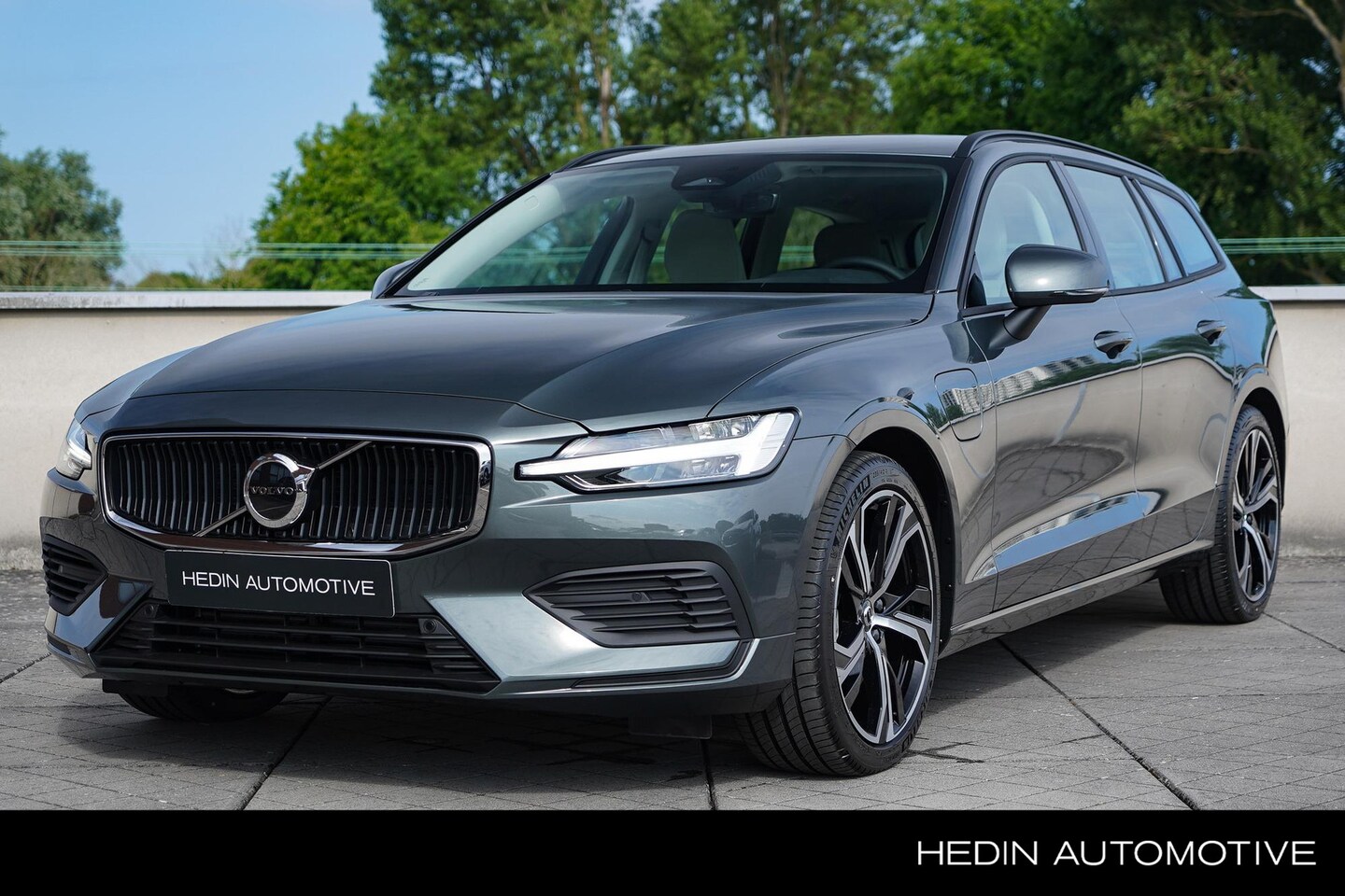 Volvo V60 - 2.0 T6 Plug-in hybrid AWD Essential Verwarmbare Voorstoelen + Stuurwiel | Parkeercamera Ac - AutoWereld.nl
