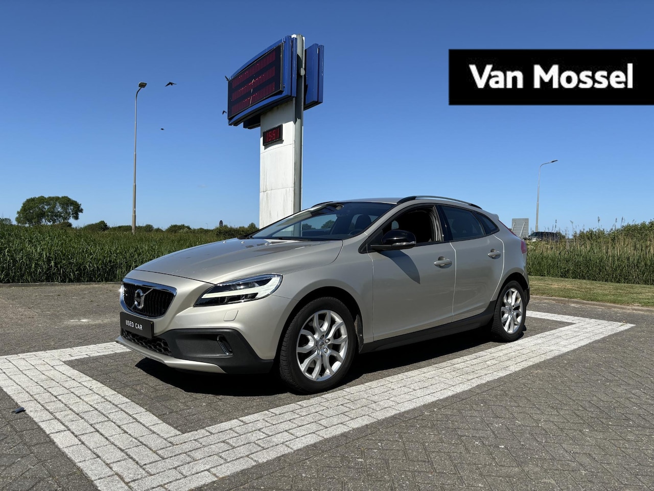 Volvo V40 Cross Country - 2.0 T3 Nordic+ | Standkachel | BLIS | Stoelverwarming | Trekhaak | On Call - AutoWereld.nl