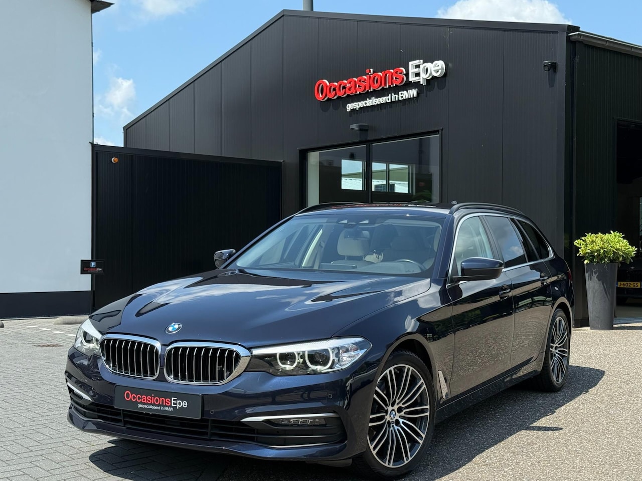 BMW 5-serie Touring - 520i Luxury Line Imperialblau - AutoWereld.nl