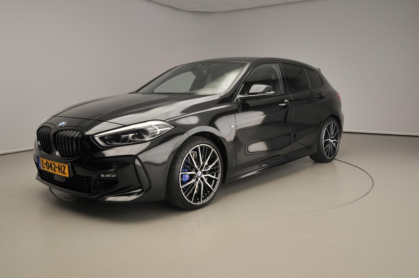 BMW 1-serie - 5-deurs 118i | M-Sportpakket | LED | Leder | Navigatie | Schuifdak | Sportstoelen | DAB | - AutoWereld.nl