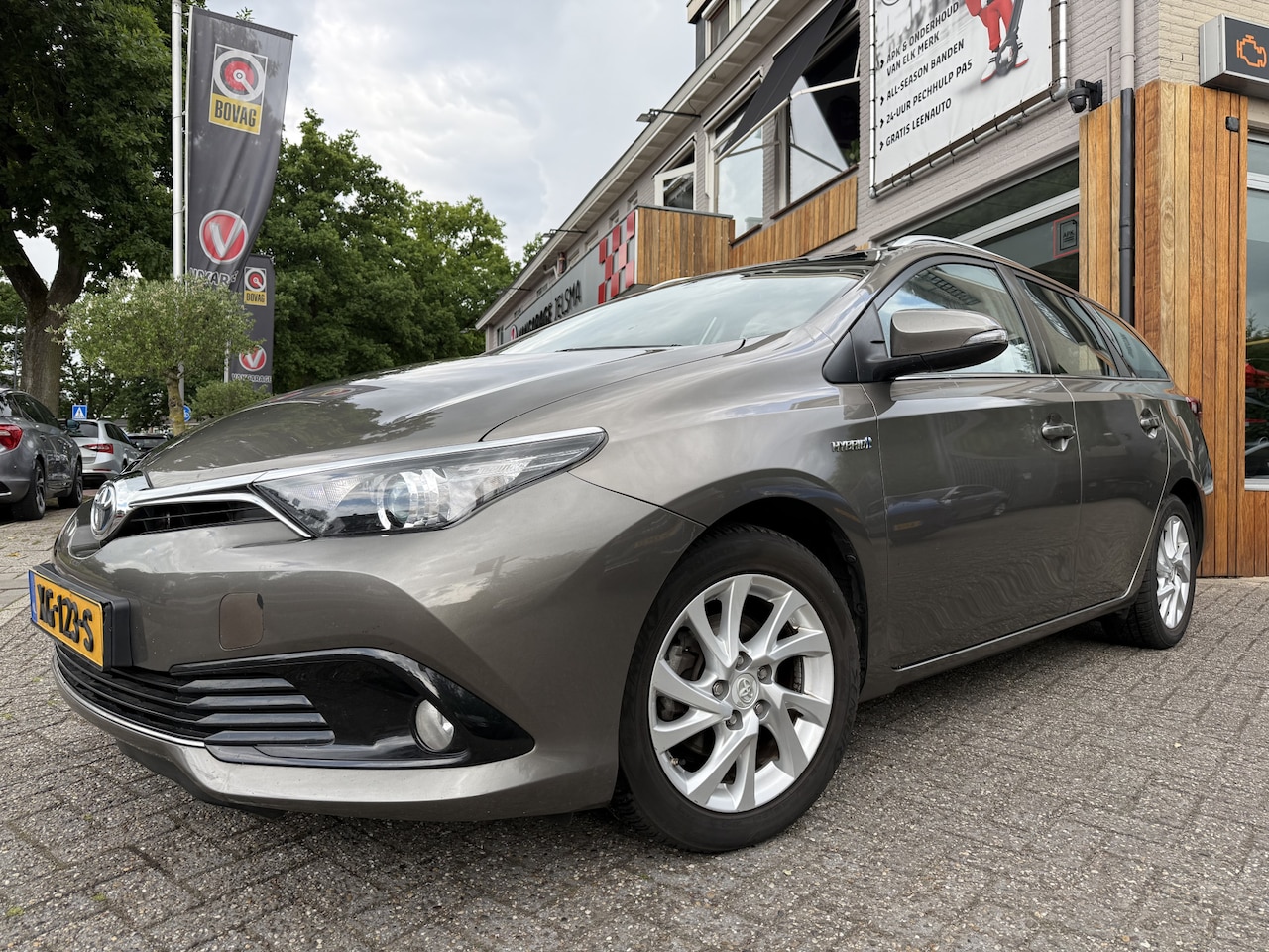 Toyota Auris Touring Sports - 1.8 Hybrid Active Aut. Met lichte bumper-schade. - AutoWereld.nl