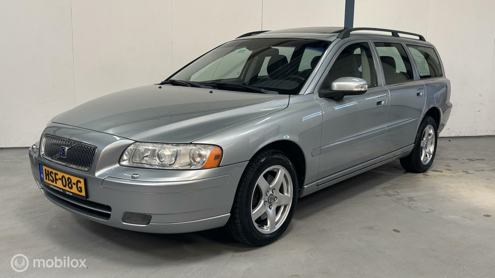 Volvo V70 - 2.5T AWD Edition AUTOMAAT / SCHUIFDAK / LEER - AutoWereld.nl