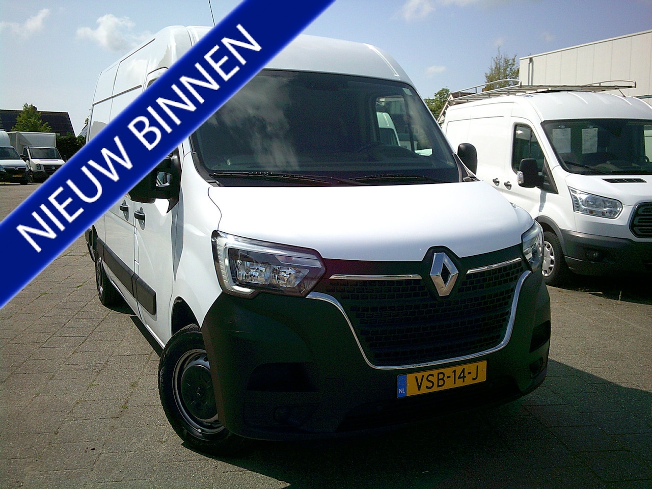 Renault Master - T35 2.3 dCi 135 L2H2 Comfort VOORZIEN VAN AIRCO+NAVIGATIE + TREKHAAK !! - AutoWereld.nl