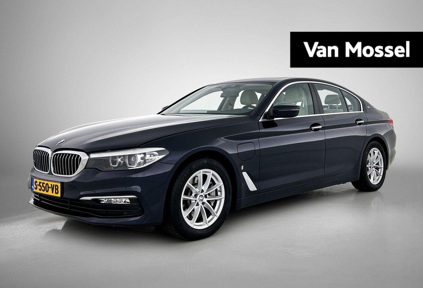 BMW 5-serie - 530e iPerformance High Executive | WORDT VERWACHT | PANORAMADAK | LEDER | ELEKTRISCHE STOE - AutoWereld.nl