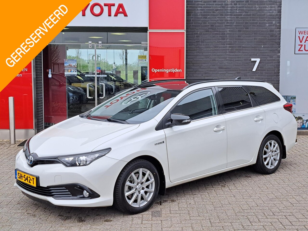 Toyota Auris Touring Sports - 1.8 HYBRID BLACK EDITION LM-VELGEN CAMERA TWO-TONE CRUISE NL-AUTO - AutoWereld.nl