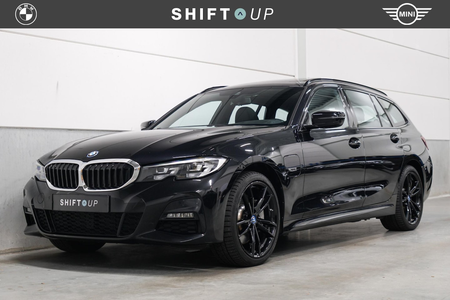 BMW 3-serie Touring - 330e xDrive | M-Sport | Panoramadak | Elektr. Trekhaak | Hifi - AutoWereld.nl