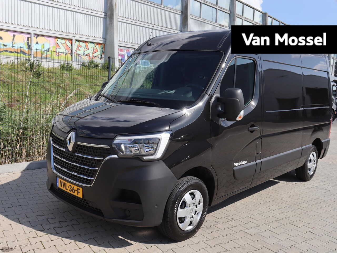 Renault Master - T35 2.3 dCi 135 L2H2 Work Edition Airco / Navigatie/  Bluetooth / Trekhaak / Vloerplaat / - AutoWereld.nl