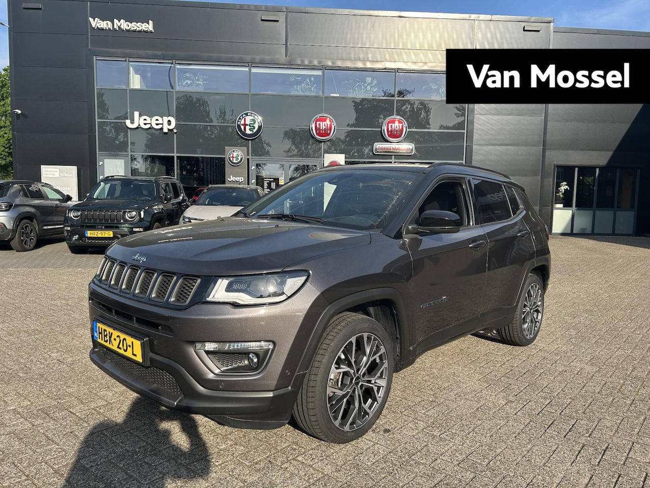 Jeep Compass - 4xe 240 Plug-in Hybrid Electric S | Lederen Bekleding | Elektrische Stoelen | Stoel + Stuu - AutoWereld.nl