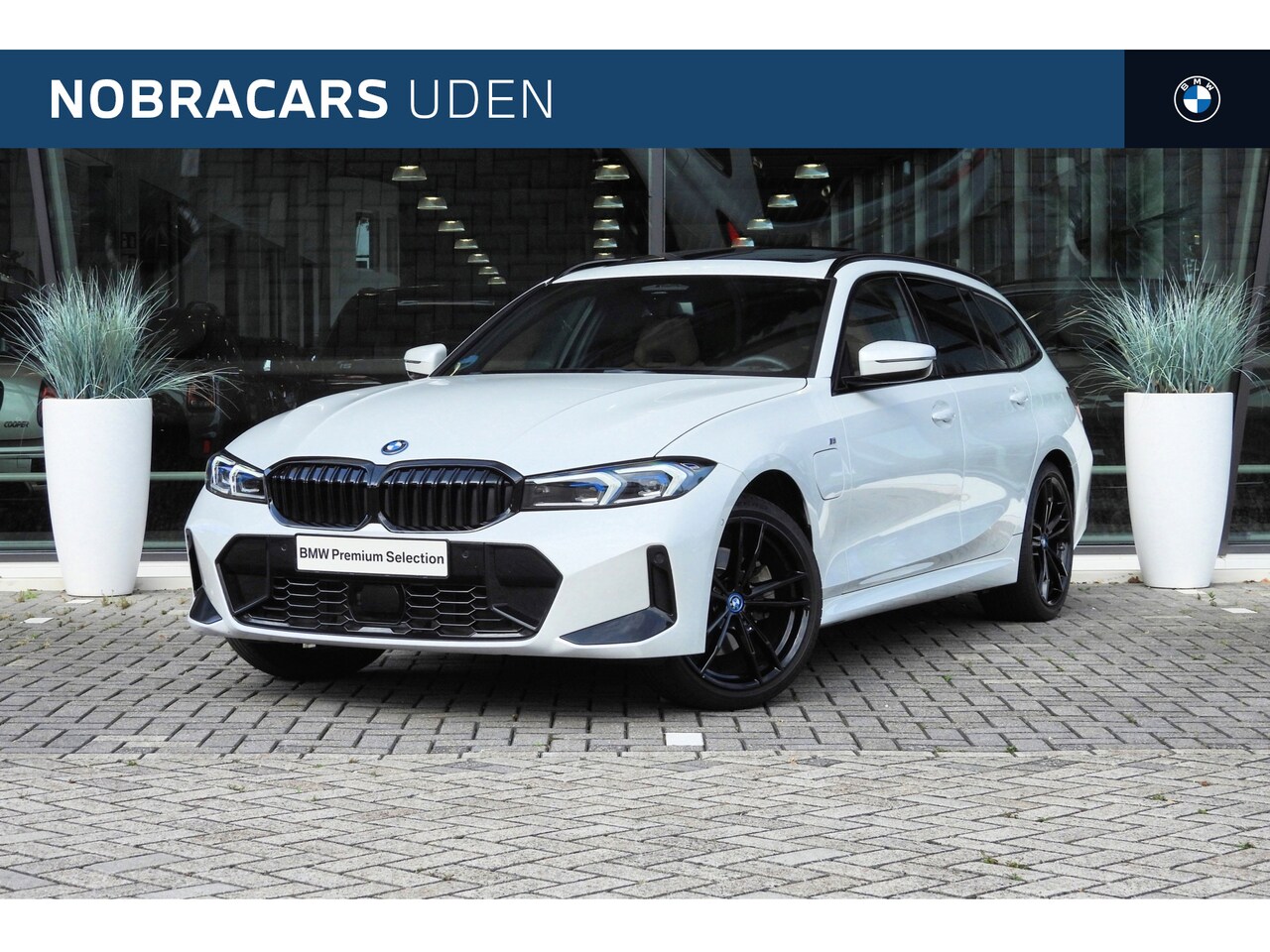 BMW 3-serie Touring - 330e xDrive High Executive M Sport Automaat / Panoramadak / Trekhaak / M Sportstoelen / St - AutoWereld.nl