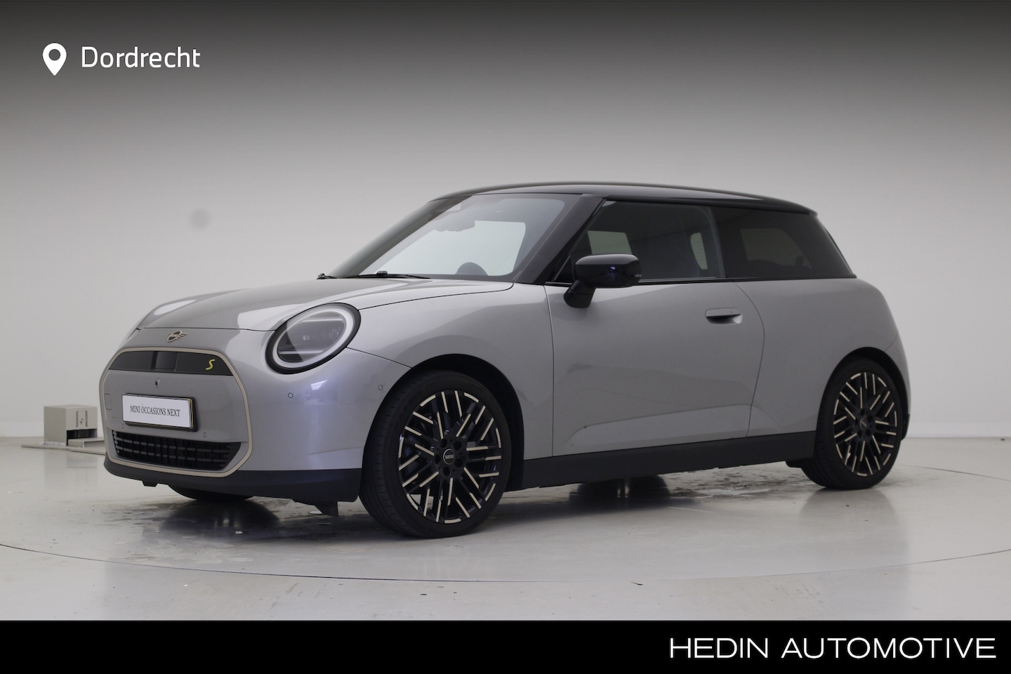 MINI Mini-Electric - 3-deurs Cooper SE Favoured 54.2 kWh | 18" | Driving Assistant Plus | Panorama | Harman Kar - AutoWereld.nl