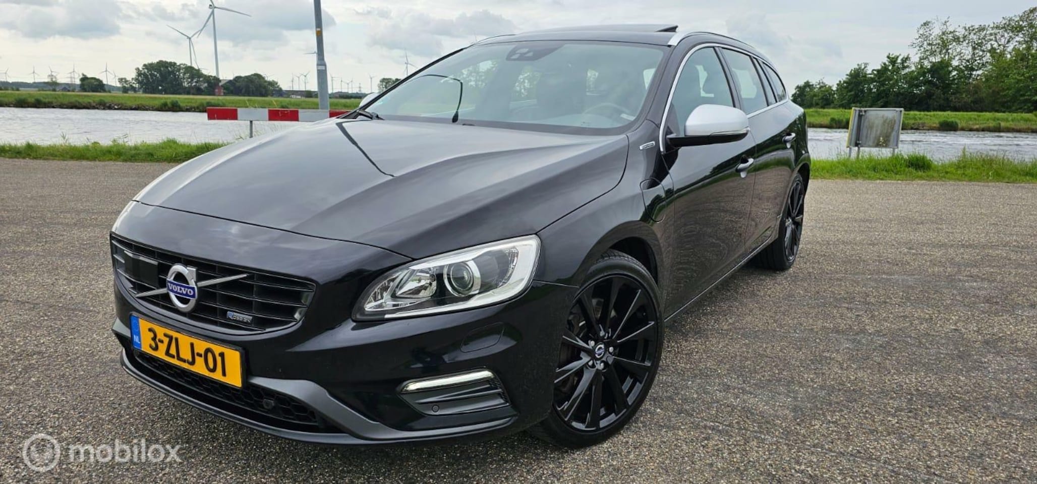 Volvo V60 - 2.4 D5 R-Design 2.4 D5 R-Design - AutoWereld.nl