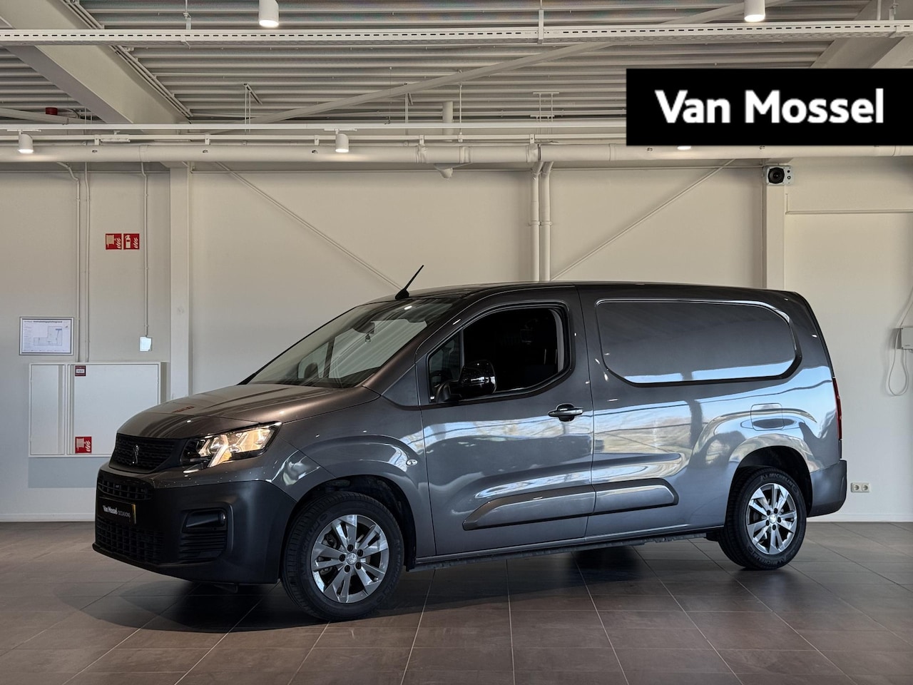 Peugeot Partner - 1.5 BlueHDi 100 S&S L2 | Navigatie | Camera | Trekhaak | Parkeersensoren | Slechts 42500km - AutoWereld.nl