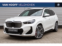 BMW iX1 - eDrive20 M Sport / Panoramadak / Trekhaak / Sportstoelen / M Adaptief onderstel / Comfort