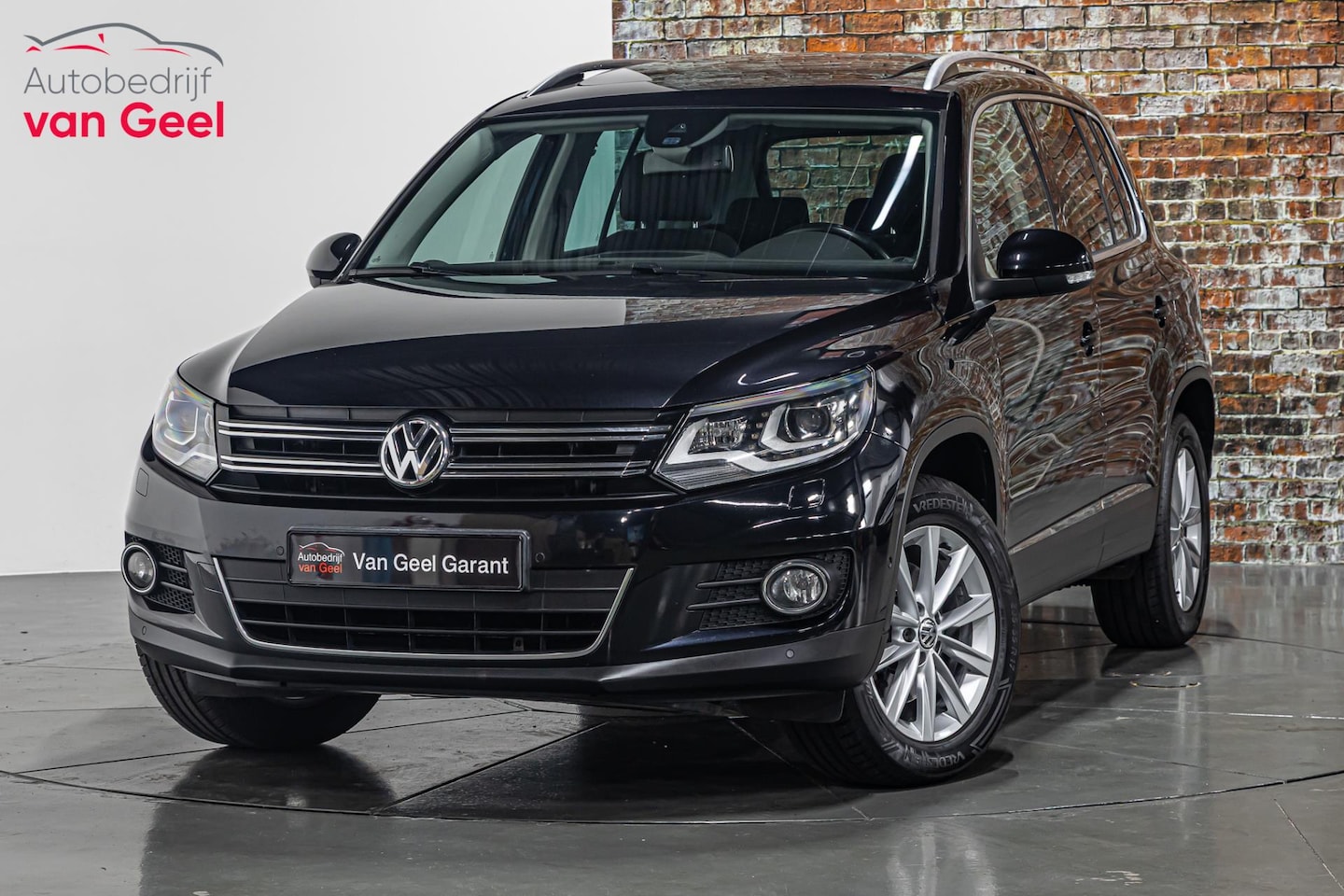Volkswagen Tiguan - 1.4 TSI Sport&Style I Schuif/kantel dak I Trekhaak I Cruise controle - AutoWereld.nl
